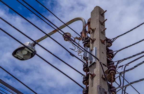 Elektrické pole na pozadí oblohy — Stock fotografie