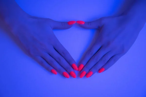 Mãos Femininas Com Unhas Laranja Brilhante Manicure Cor Estúdio Luz — Fotografia de Stock