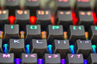 İzole edilmiş tozlu mekanik bilgisayar klavyesinin fotoğrafı.