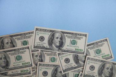 Bir yığın 100 'lük banknot. Dolar arkaplan resmi.