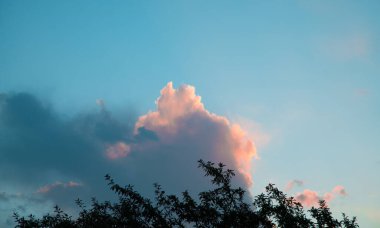 Arkaplan için güzel mavi bulutlar. 