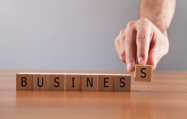 Kelime işleriyle birlikte ahşap küp bloğu koyuyoruz..