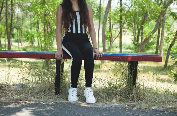 Ragazza Seduta Una Panchina Natura — Foto Stock