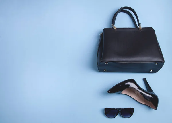 蓝色背景女式时髦鞋 包和太阳镜 — 图库照片