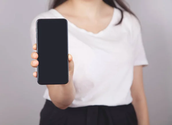 Akıllı telefon kullanan bir kadın. Telefonu kullanma konsepti günlük hayatta gereklidir..