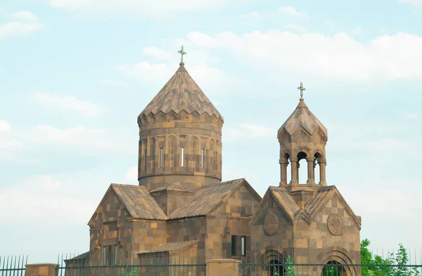 Açık mavi gökyüzü olan güzel bir kilise.