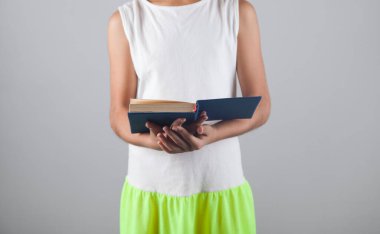 Gri bir geçmişi olan okul çocuğu..