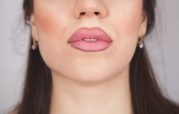 Schöne Junge Frau Lippen Grauer Hintergrund — Stockfoto