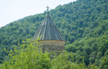 Eski kilisenin kubbesi doğayla çevrili..