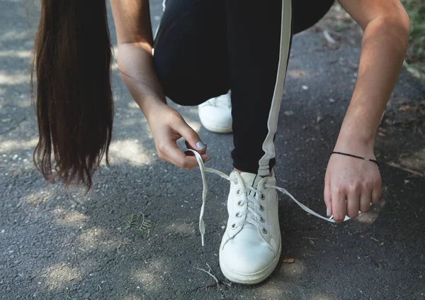 Giovane Ragazza Allacciando Scarpe — Foto Stock