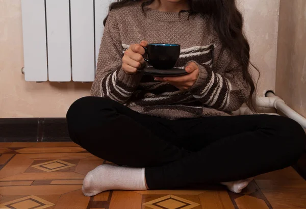Evde Elektrikli Isıtıcının Yanında Çay Içen Genç Bir Kadın — Stok fotoğraf