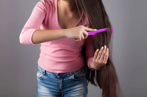 Νεαρή Κοπέλα Χτενίζει Μαλλιά Της Έννοια Περιποίησης Μαλλιών — Φωτογραφία Αρχείου