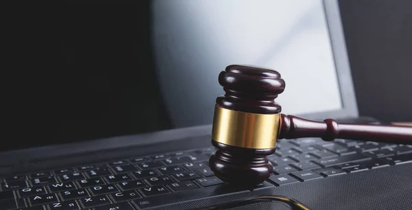 Bilgisayardan Yargıç Tokmak. İnternet suçu kavramı.