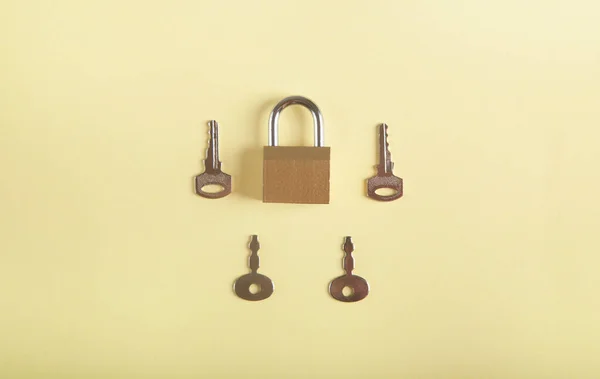 Padlock Klíče Izolované Žlutém Pozadí — Stock fotografie