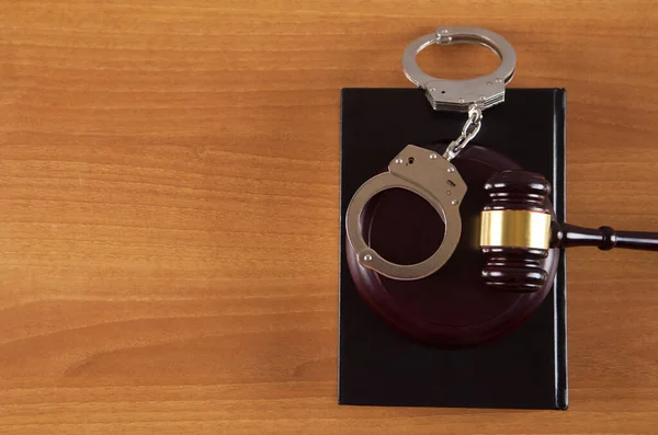 Gavel ve kelepçeler ahşap masaya..