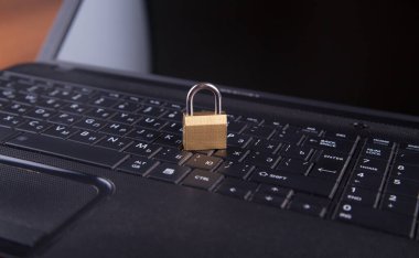 Bilgisayar ve asma kilit. Bilgisayar güvenliği kavramı.