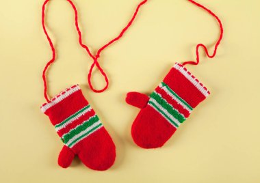 İzole edilmiş sarı arka planda kışlık sıcak eldivenler. 