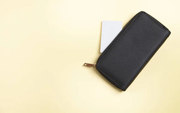 女性の財布とカード 孤立した黄色の背景に — ストック写真