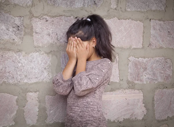 Niño Triste Llora Contra Una Pared Vacía — Foto de Stock