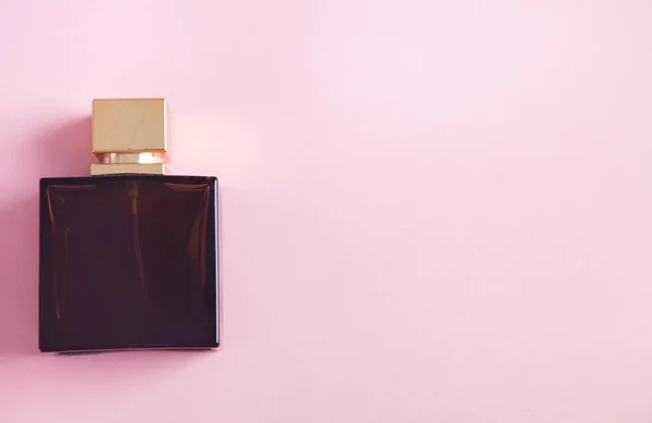 Schöne Frauen Parfüm Isolaed Auf Einem Rosa Hintergrund — Stockfoto
