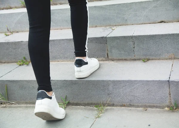 Een Jonge Vrouw Die Een Trap Beklimt — Stockfoto