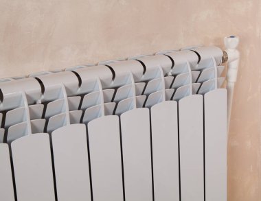 Beyaz boyalı kalorifer, klasik su ısıtma sistemi..