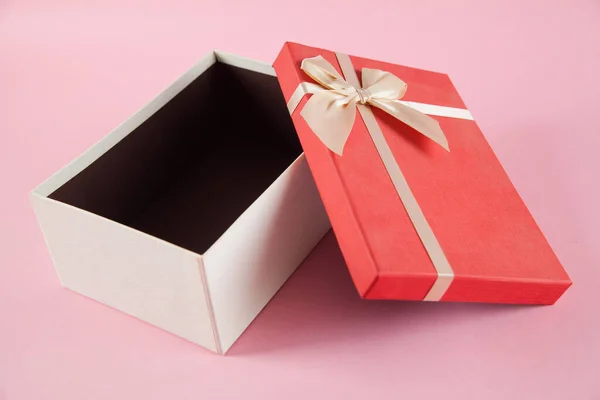 Boîte Cadeau Ouverte Sur Fond Rose Isolé — Photo
