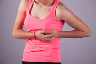 Kalp ağrısı olan genç bir kadın..