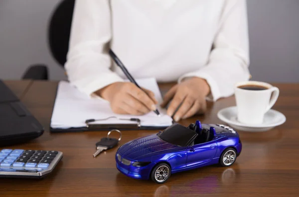 자동차 보험과 자동차 서비스 에이전트 장난감 자동차 — 스톡 사진