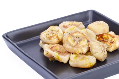 Tay tatlı - kavrulmuş ya da muz üzerinde beyaz izole siyah plaka üzerinde ızgara