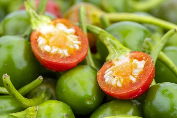 Kirschpaprika Mit Halbem Schnitt Rot Mit Grün Der Wissenschaftliche Name — Stockfoto