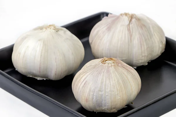 Syrové a neloupaná česnek na jídlo balck na bílém — Stock fotografie