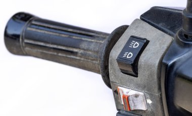 Eski Motosiklet ile far ve sinyal ışıkları swit işlemek