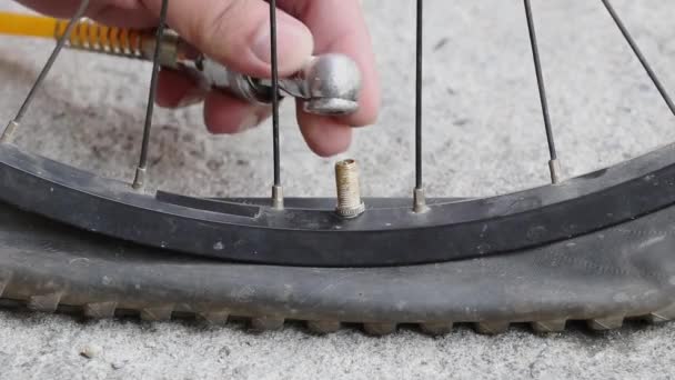Pneumatico Piatto Biciclette Gonfiato Con Successo Pompando Sul Pavimento Cemento — Video Stock