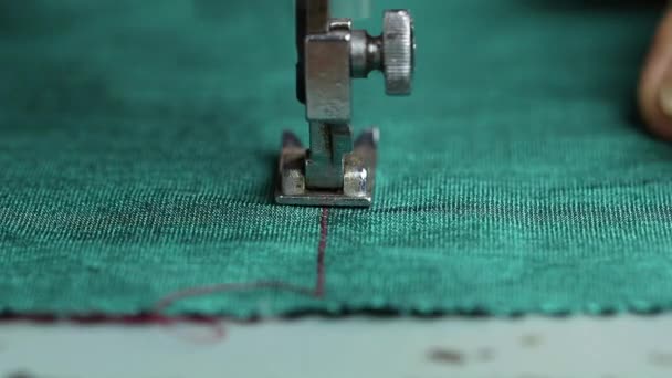Close Costura Tecido Verde Com Máquina Costura Enferrujada Velha — Vídeo de Stock