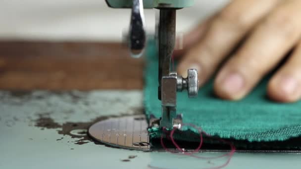 缝纫绿色织物缝合与旧生锈缝纫机的特写 — 图库视频影像