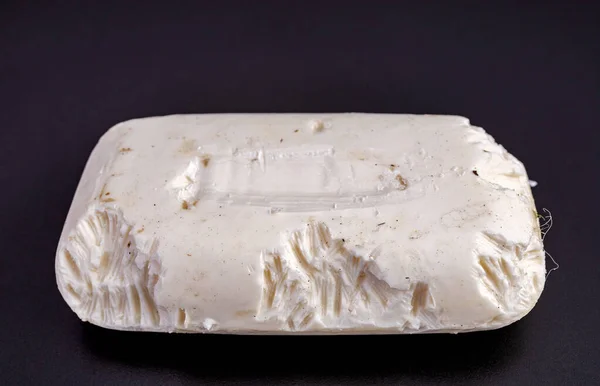 Bu beyaz sabunun üzerinde bir sürü kemirgen, kemirgen ve pislik var. Siyah arka planda bir hastalık olabilir..