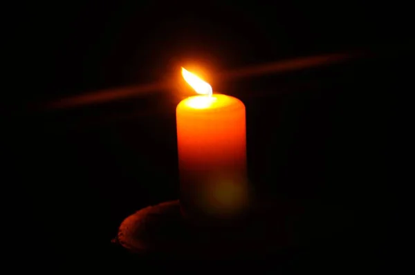 Há uma vela à noite — Fotografia de Stock