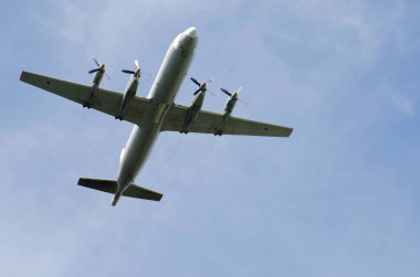 Bulutlu gökyüzünde uçan uçak. Ticari seyahat havayolları konsepti. 9 Mayıs.