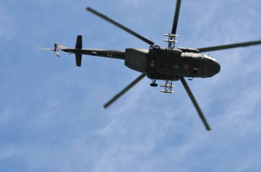 9 Mayıs 'ta tatil, Zafer Günü. Evlerin üzerinde uçan helikopter. Murmansk şehri..