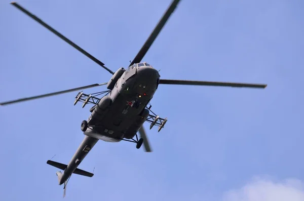 Férias em 9 de maio, Dia da Vitória. Helicóptero voador sobre as casas. A cidade de Murmansk. — Fotografia de Stock