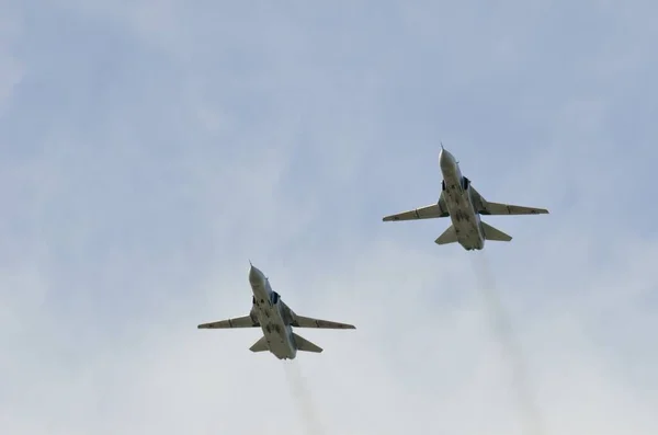 Vacanza il 9 maggio, Giorno di Vittoria. Un volo piu 'combattente sulle case. La città di Murmansk. — Foto Stock