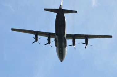 Zafer günü tatili, gökyüzünde uçan uçaklar.