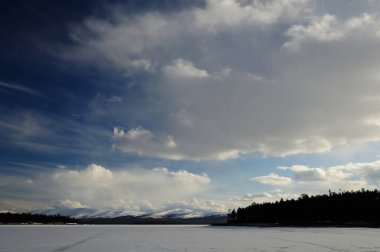 Karlı yolda büyük bulutlar
