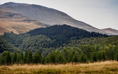 Sonbaharın başlarında dağ gün batımı