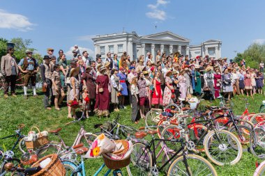 Kiev, Ukrayna - 12 Mayıs 2018: Katılımcıların bir bisiklet yarışı başlamadan önce bir retro