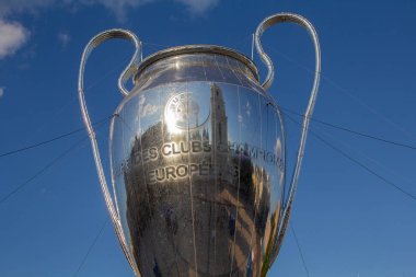Kiev, Ukrayna - 24 Mayıs 2018: Modeli Katedrali yansıması ve Uefa Şampiyonlar Ligi ustanvlenny sofiyevsky meydanında bir fincan