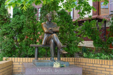Ünlü yazar Mikhail Bulgakov sokak Andreevsky iniş içinde anıt. Kiev, Ukrayna
