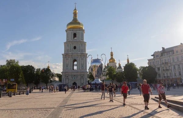 Київ Україна Травня 2018 Фанати Біля Гігантського Макет Кубка Ліги — стокове фото