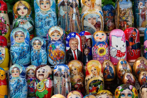 Kiev Ucrânia Maio 2018 Bonecas Aninhadas Com Personagens Diferentes Incluindo — Fotografia de Stock